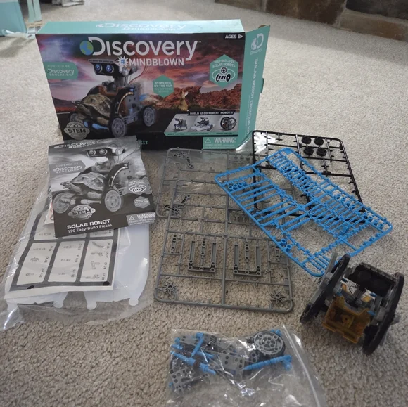 Discovery Kids #MINDBLOWN Solar Robot 12-in-1 Kit, 190-Piece STEM Creation Kit - Picture 6 of 10
